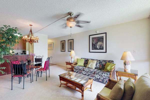Open living and dining space with a relaxed island atmosphere

