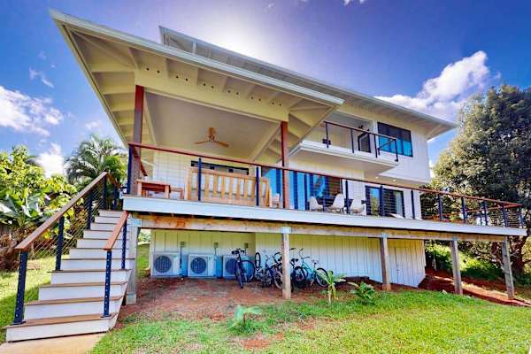 Welcoming Home Exterior With Island Charm
