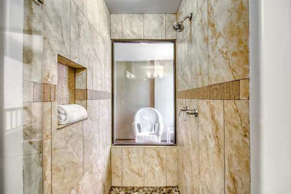 Walk-in shower with modern finishes