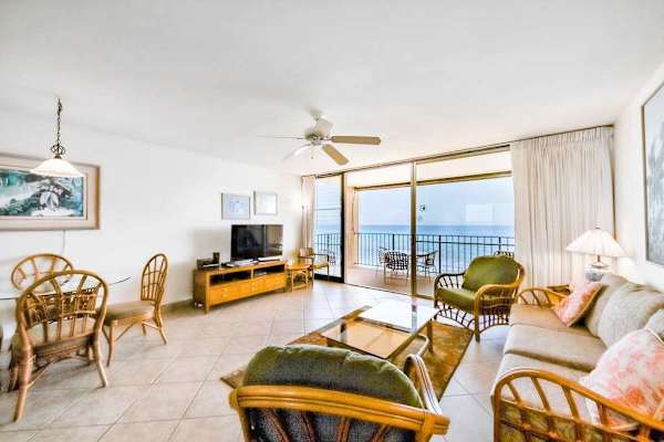Bright Coastal Living With Endless Views
