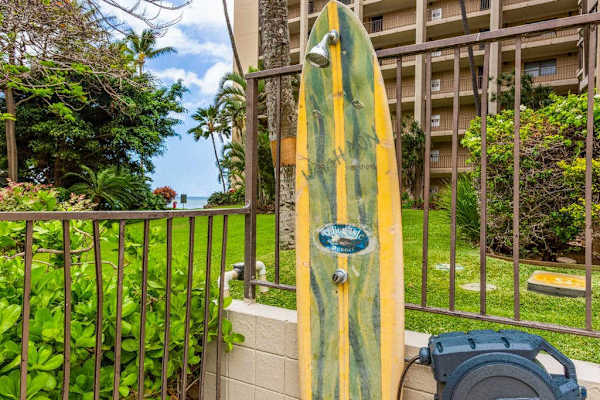 Island-inspired décor welcomes you to the tropical ground
