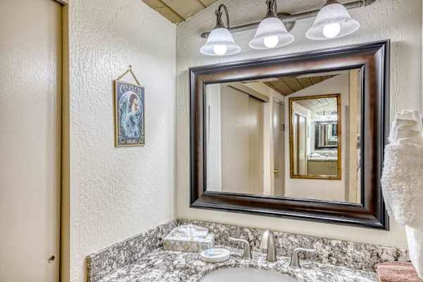 Elegant Bathroom With Modern Finishes