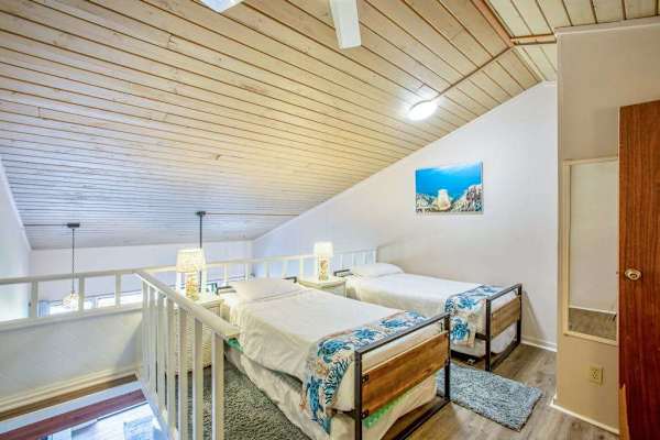 Loft area with two twin beds 