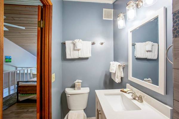 Guest bathroom in loft area 
