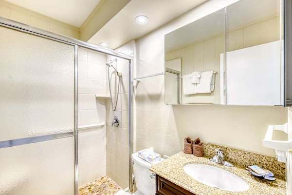 Fresh Full Bathroom