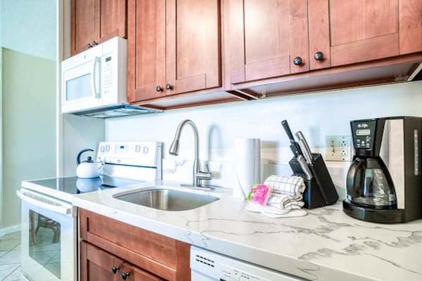 Fully sticked kitchen ready for the chef in you.