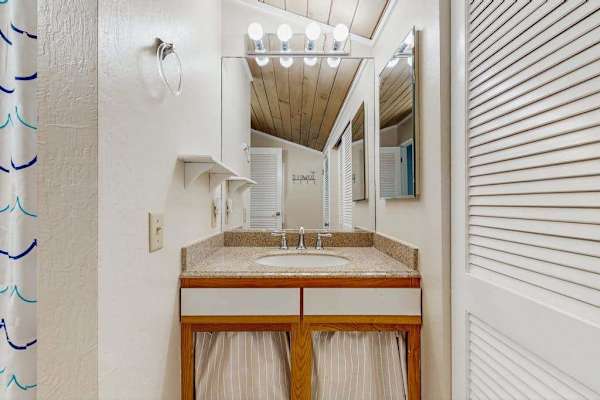 Bright & Serene Full Bathroom Retreat