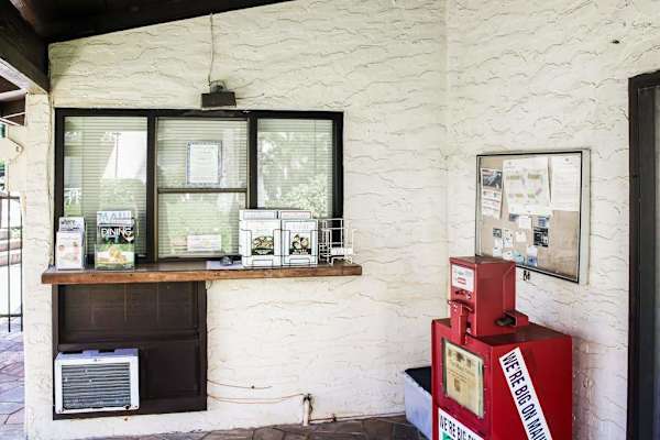 Guest information center with local Maui guides and activity brochures