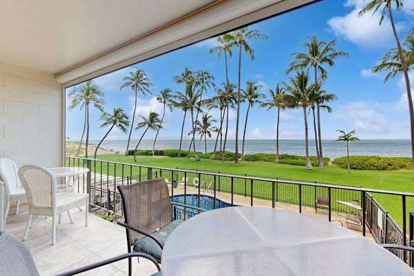 Ocean front lanai with amazing views of the Pacific Ocean.