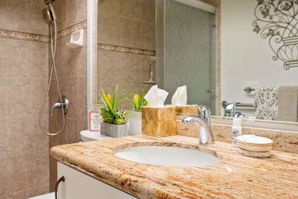 Elegant Bathroom With Resort Style
