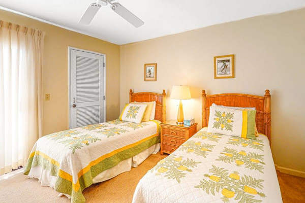 Cheerful Twin Bedroom For Family Stays