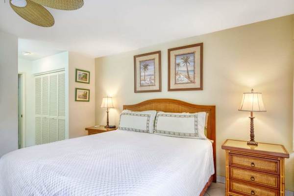Restful Bedroom With Island Style