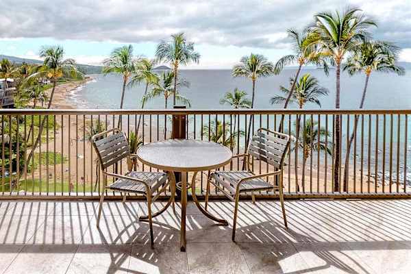 Oceanfront lanai for relaxing moments