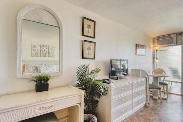 A bright studio with thoughtful touches for a comfortable stay.