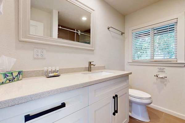 Fresh And Modern Full Bathroom