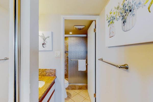 Fresh And Modern Full Bathroom 