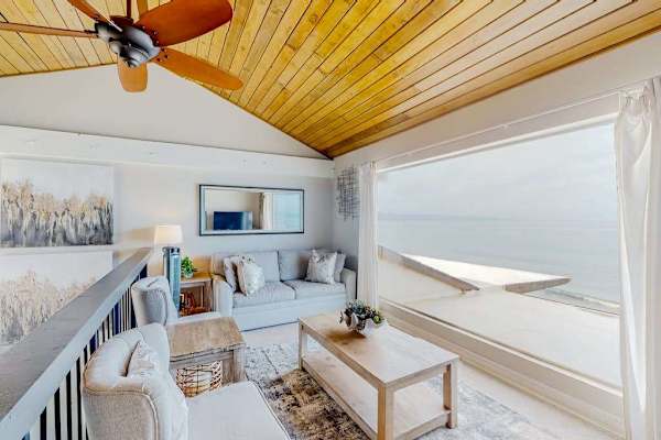 Loft Lounge With Panoramic Ocean Views 