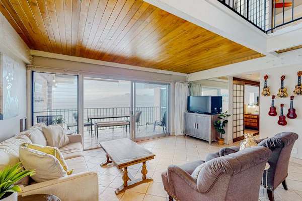 Oceanfront Great Room With Vaulted Ceilings 