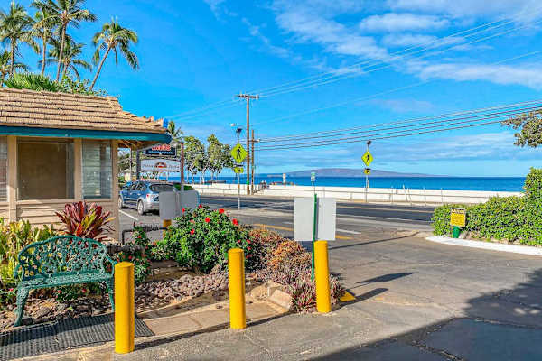 Easy Beach Access Across The Street