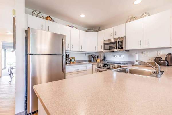 Bright Fully Equipped Kitchen