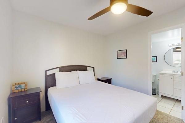 Quiet Bedroom Near The Ensuite Bath