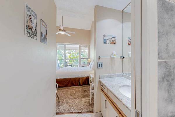 Bright Guest Bathroom with Modern Finishes