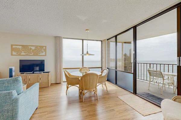 Oceanfront Dining With Panoramic Views