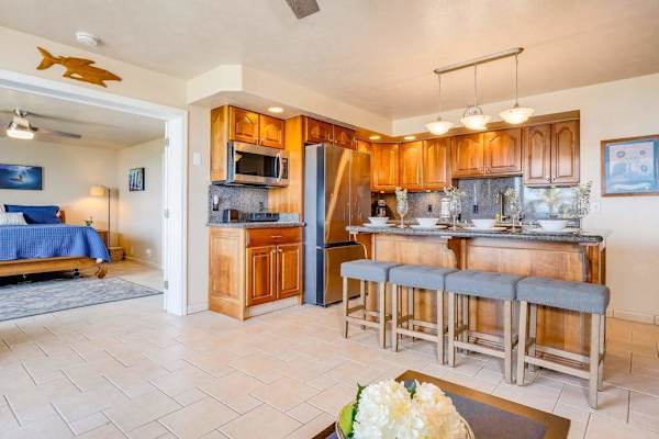 Open-plan dining and kitchen area with breakfast bar