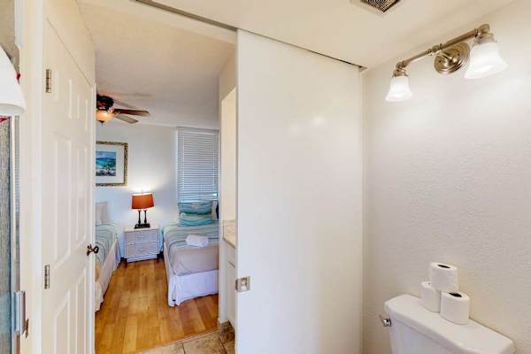 Refresh in the clean and convenient bathroom