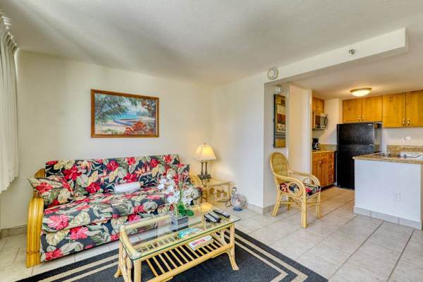 Spacious open-plan living area with a fully equipped kitchen, ideal for extended stays in Waikiki.