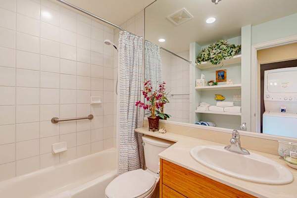 Fresh full bathroom with a shower/tub combo
