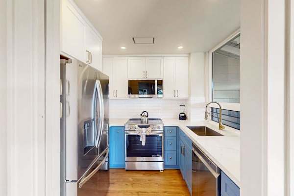 Modern Kitchen Designed For Easy Entertaining