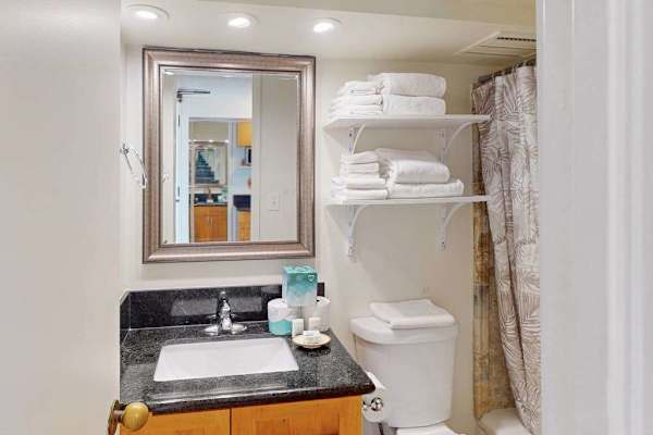 Refresh or unwind with the flexible comfort of a tub/shower combo
