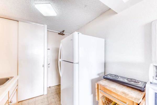 Make mealtimes easy with a practical kitchenette designed for everyday convenience.