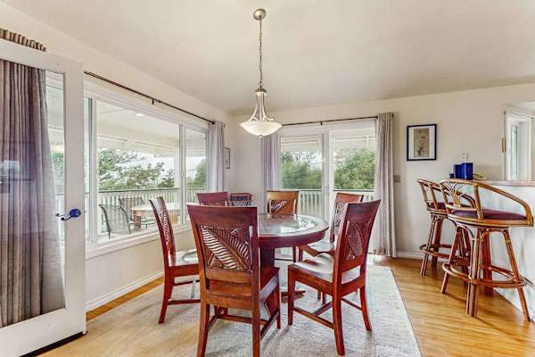 Bright Dining Area For Family Gatherings