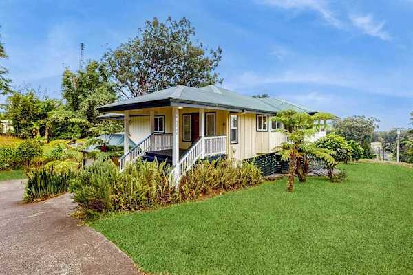 Charming Cottage With Lush Tropical Lawn