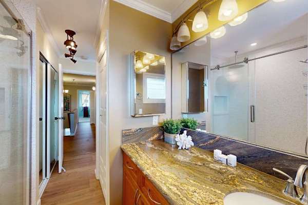 Primary en suite bathroom