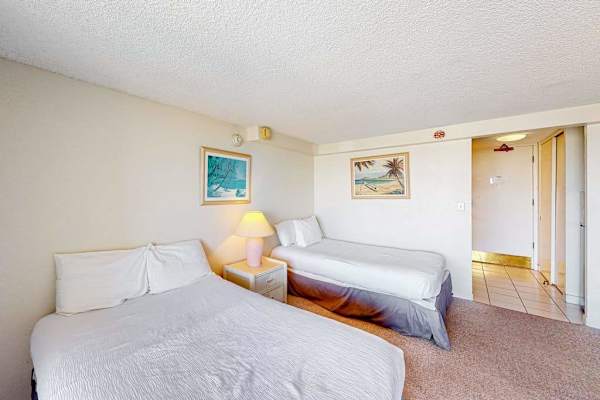 Comfortable studio with two double beds and bright decor