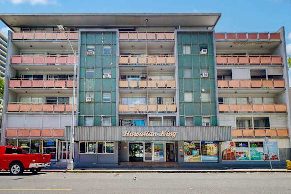 Get familiar with the building’s front entrance and enjoy a smooth arrival experience.
