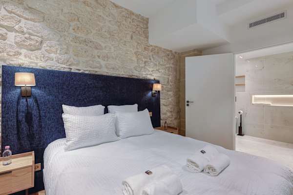 St Georges - Incredible One Bedroom with a patio