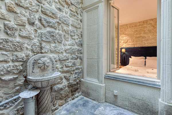 St Georges - Incredible One Bedroom with a patio
