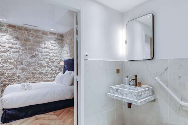 St Georges - Incredible One Bedroom with a patio