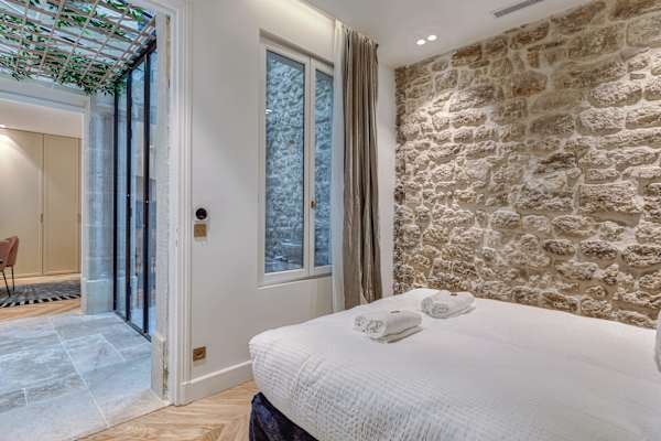 St Georges - Incredible One Bedroom with a patio