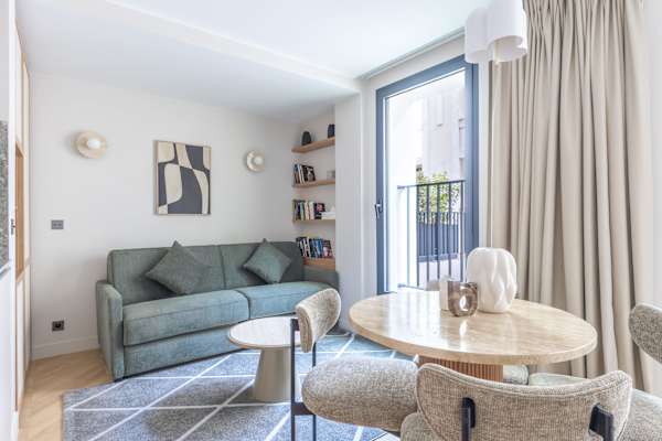 Opera - 2 Bedroom / 2 living rooms Balcony apart.