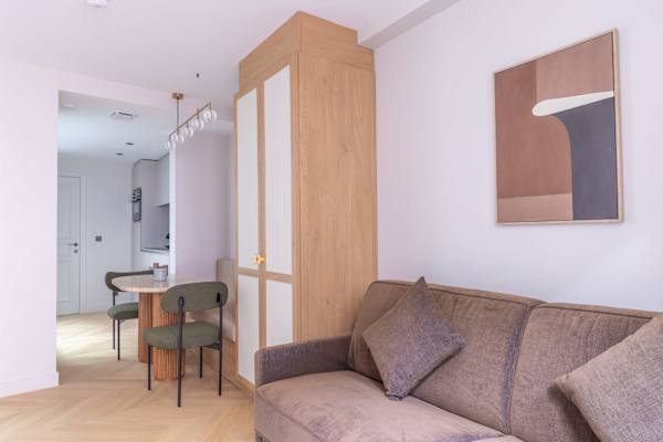 Opera - 2 Bedroom / 2 living rooms Balcony apart.
