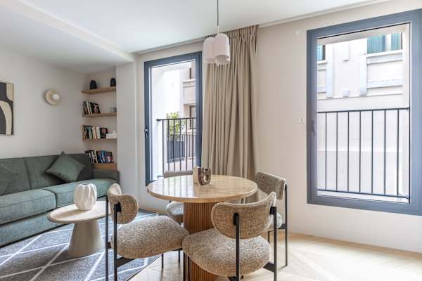 Opera - 2 Bedroom / 2 living rooms Balcony apart.