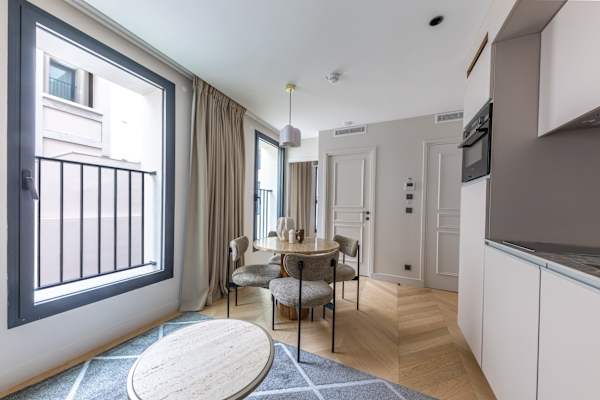 Opera - 2 Bedroom / 2 living rooms Balcony apart.