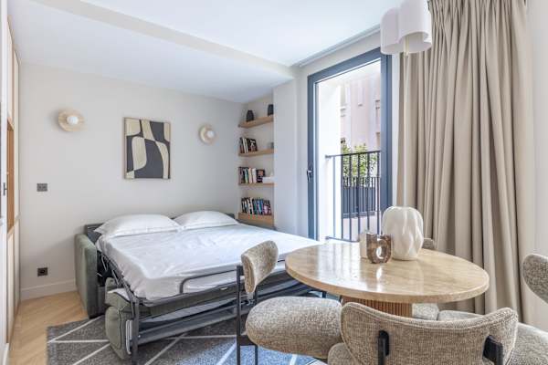 Opera - 2 Bedroom / 2 living rooms Balcony apart.