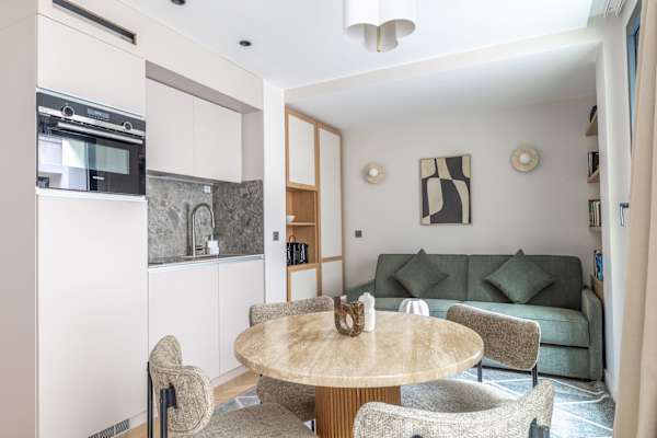 Opera - 2 Bedroom / 2 living rooms Balcony apart.