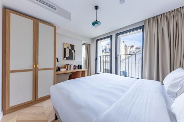 Opera - 2 Bedroom / 2 living rooms Balcony apart.